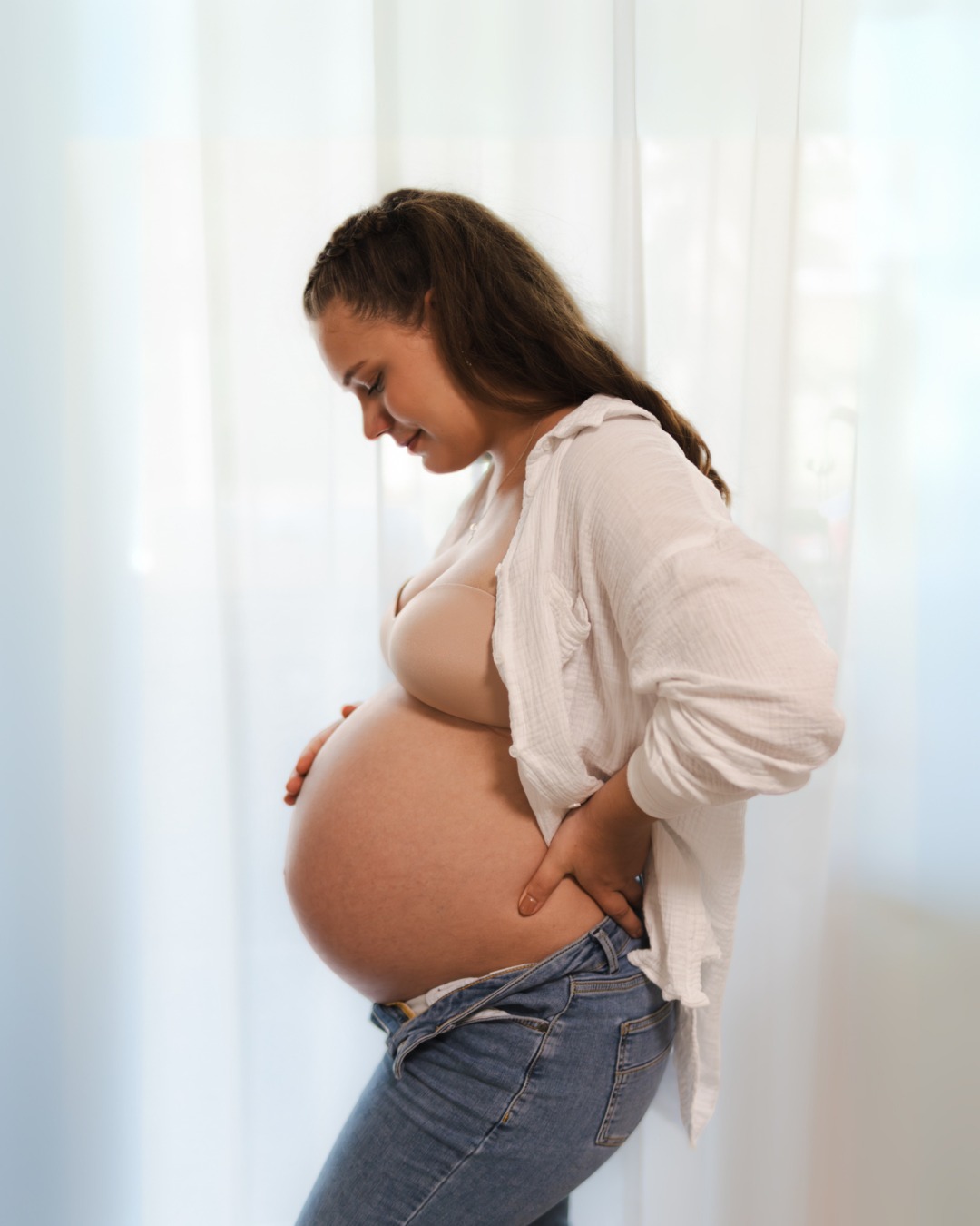 Bauchgefühl: pure Liebe. 🤰#babybauch #maternityshoot #babybauchshooting #preggolife #soonafamily #maternityshooting #liebeimbauch #family #couplegoals #emotions #parentstobe #mommytobe #babyiscoming #preggobelly #loveofmylife #mamablogger_de #babybauchfotos #babybauchfotografie #babybauchfotograf #lifestylephotographer #familyphotography #maternity #maternityphotography #motherhood #homesession #photographebretagne #momtobe #futuremom #baby2025 #baby2026