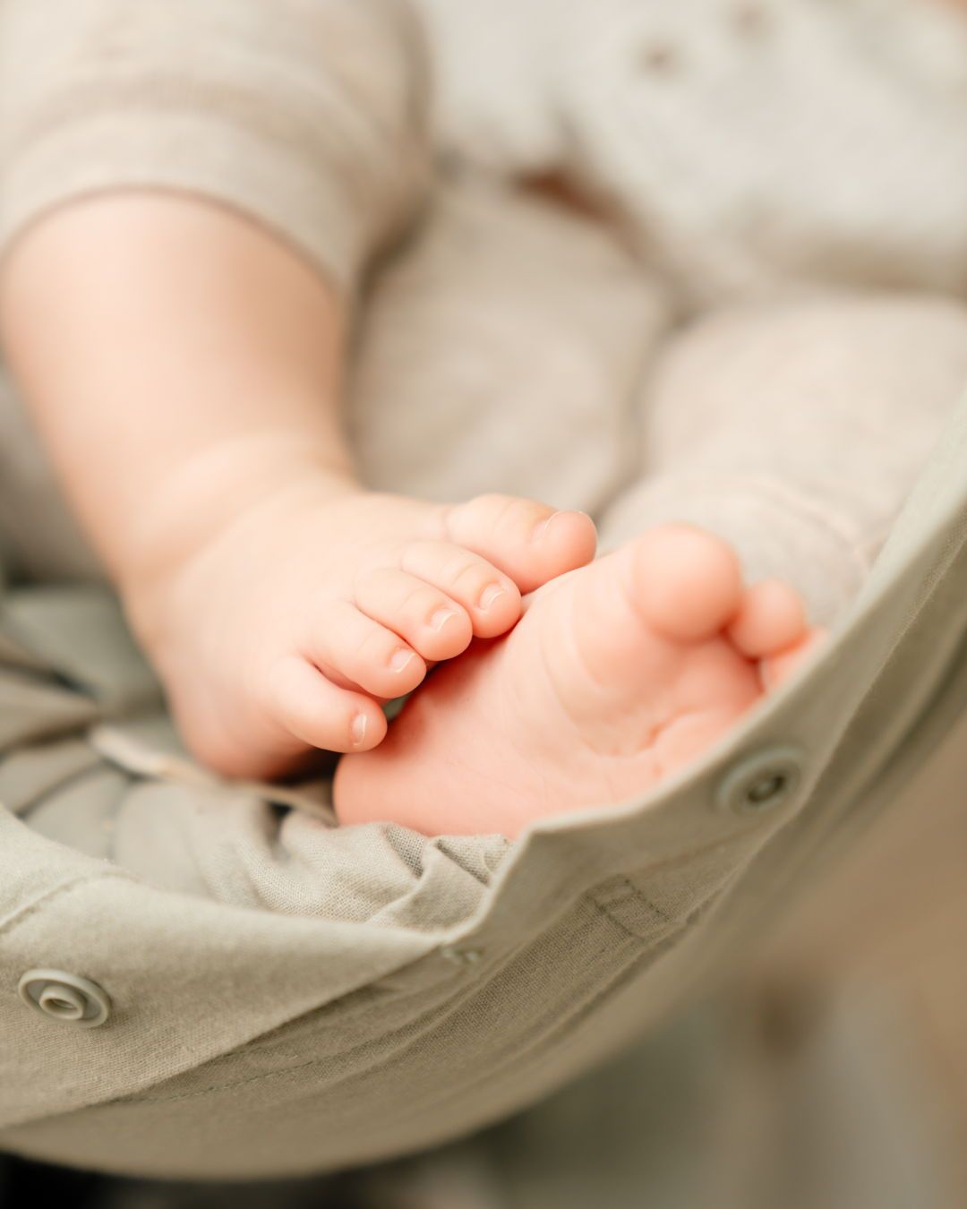Kleine Zehen, große Erinnerungen! Die ersten Tage im Herzen bewahren. 💖#Familienglück #ZauberhafteMomente #KleinesWunder #details #baby #babyfoto #babyfotoshooting #babyfotografie #newbornshooting #newbornbaby #newborn #fotograf #familienfotografie #babyshooting #babyfotografberlin #babyfotoshootingberlin #babyfotografberlin #newbornphotography #newborn #newbornshoot #newbornbaby #neugeborenenshooting #family #muchlove_ig #newbornshooting #familyshooting #newbornhomestory #parentstobe #homestory #newbornbaby #mommytobe #neugeborenenfotos #newbornsession