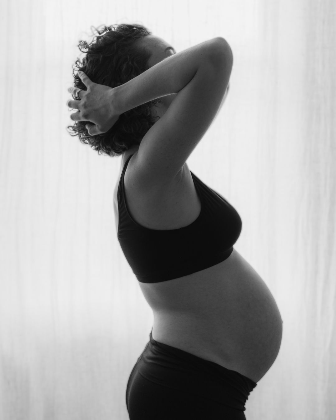 Kaum etwas ist weniger selbstverständlich, als das eigene kleine Wunder in sich heranwachsen zu spüren. Ich bin bei jedem Shooting so dankbar, Erinnerungen dieser magischen Zeit festhalten zu dürfen. ✨#babybauch #maternityshoot #babybauchshooting #preggolife #soonafamily #maternityshooting #liebeimbauch #family #couplegoals #emotions #parentstobe #mommytobe #babyiscoming #preggobelly #loveofmylife #mamablogger_de #babybauchfotos #babybauchfotografie #babybauchfotograf #lifestylephotographer #familyphotography #maternity #maternityphotography #motherhood #homesession #photographebretagne #momtobe #futuremom #baby2025 #baby2026