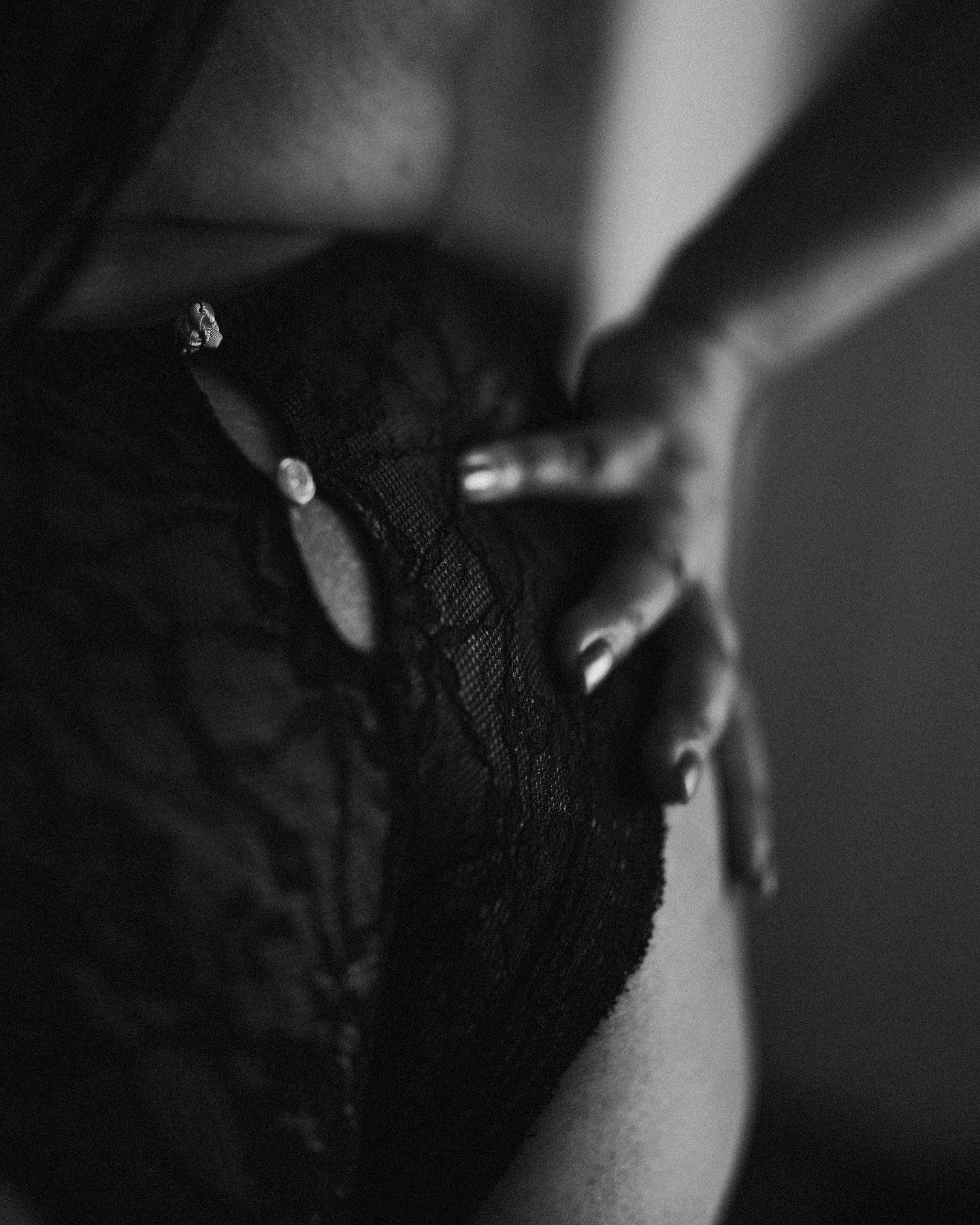 Selbstliebe-Shootings als mini Session bei euch Zuhause. ♥️Das heutige Shooting war so wunderschön & hat nicht nur dem Model ein ganzes Stück mehr Selbstvertrauen & #selflove geschenkt, auch für mich war es so viel Wert, Teil ihrer Reise gewesen zu sein.Ein Boudoir Shooting ist eine wundervolle Möglichkeit den eigenen Körper nach einer großen Veränderungen wie bspw. einer Schwangerschaft wieder/mehr lieben zu lernen. ✨#boudoirphotography #afterbabybody #afterbabybelly #selfloveshoot #selbstliebe #selbstliebeshooting #boudoirshooting #frauenfotografie #frauenfotografierenfrauen #dessousshooting #fotografinberlin #familienfotografin #familienfotografieberlin #hochzeitsfotografin #berlinhochzeitsfotograf #hochzeitsfotografieberlin